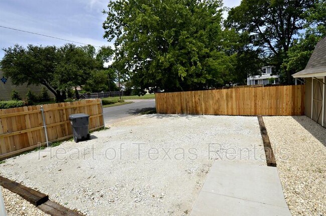 Building Photo - 2225 Pine Ave