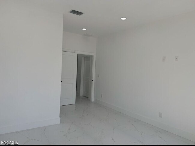 Building Photo - 404-406 Chalet Ave S