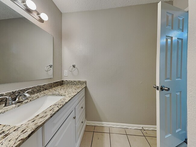 Building Photo - 23123 Bayleaf Dr