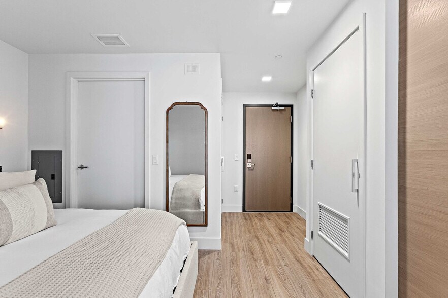 Building Photo - 1049 Seventh Ave