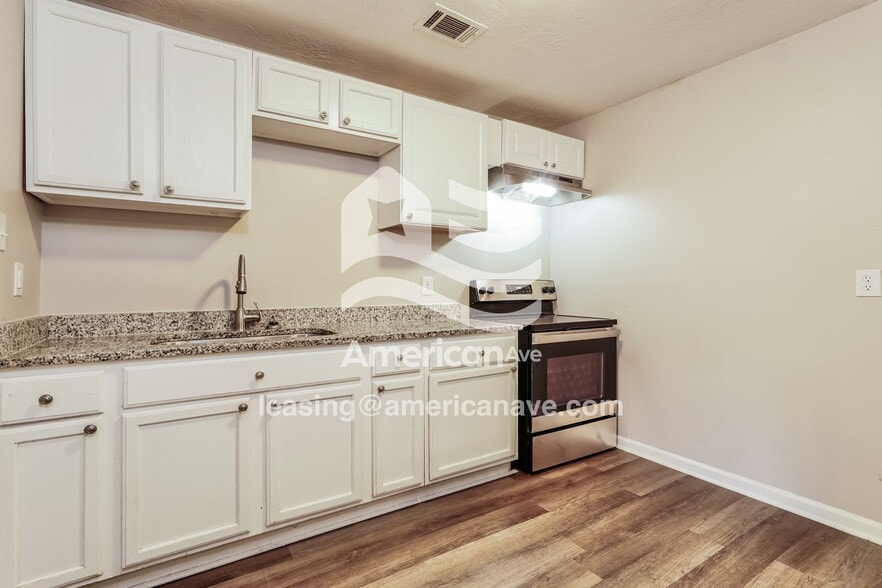 Building Photo - 664 Schroder Ave NE