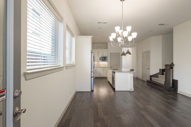 Building Photo - This house offers beautiful open floor plan with high ceilings and lots of natural light.