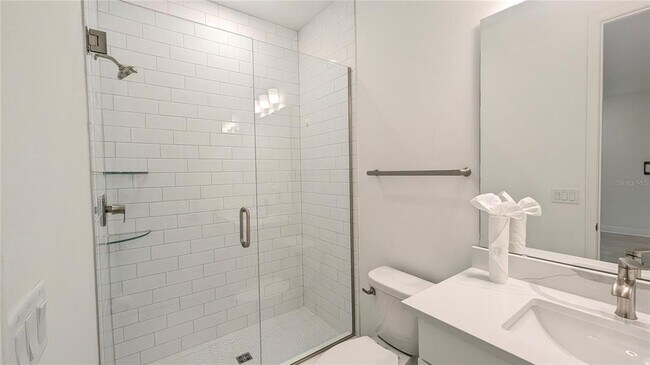 Building Photo - 15614 Vetta Dr