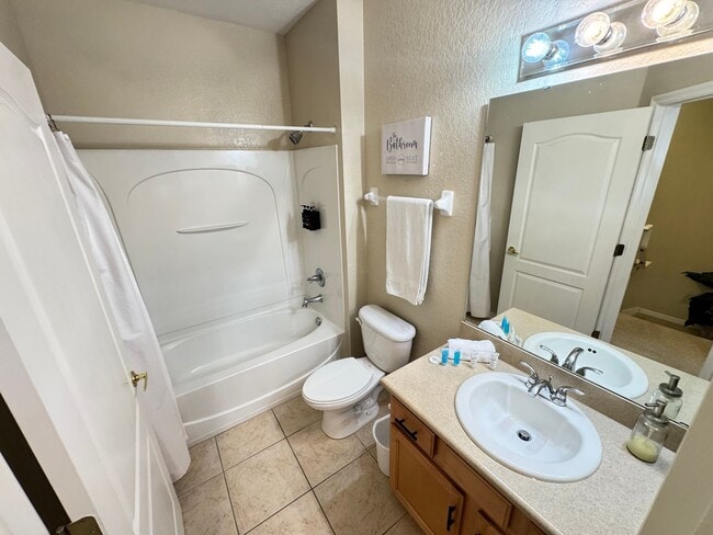 Building Photo - Fully Furnished 5-Bed End-Unit Townhome with Hot Tub in Gated Coral Cay! WASHER & DRYER INCLUDED!