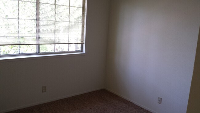 Building Photo - Lovely Pleasanton Townhouse