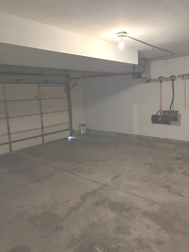 Building Photo - 1019 W White Oak St