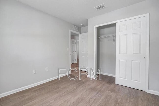 Building Photo - 5460 Amazon Ave