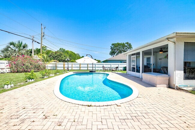 Building Photo - 1838 SE Genaro Terrace