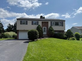 Building Photo - 906 Willcliff Dr