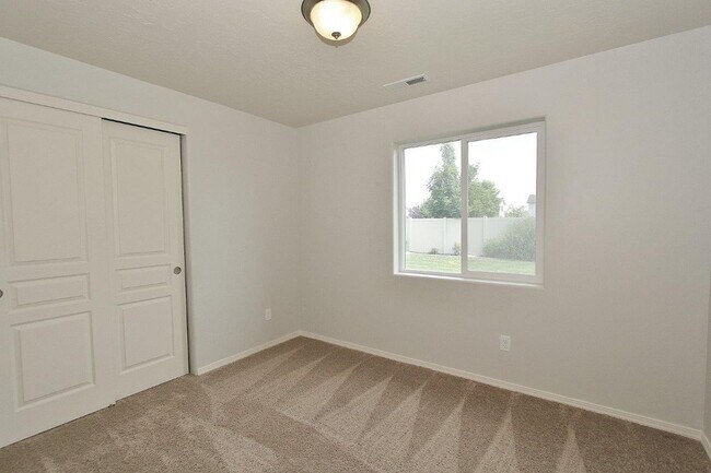 Building Photo - Clean Single-Level Home in Quiet Neighborhood