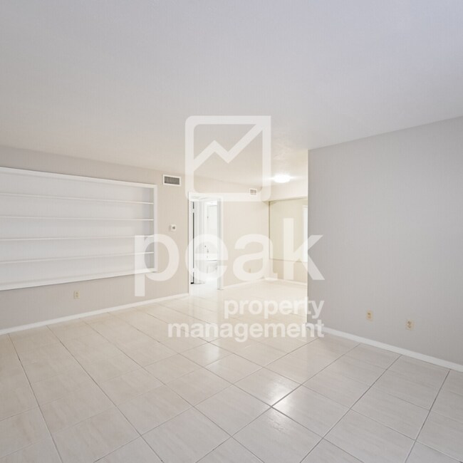 Building Photo - $1099! Updated 1-Bedroom Condo Near Pool R...