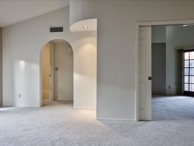 Building Photo - 3 Bedroom 2 Bathroom with Community Pool!!