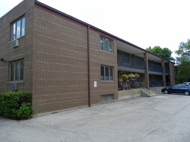 Building Photo - 20 S Dee Rd