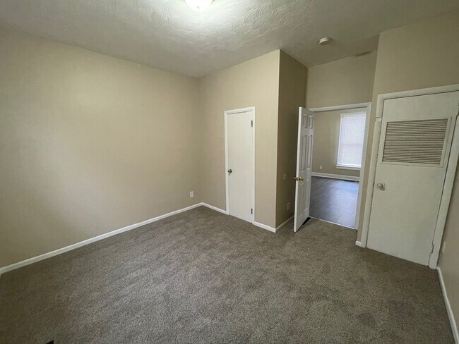 Building Photo - 427 W 10th St