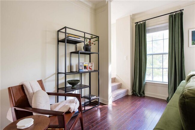 Building Photo - 1402 Markan Dr NE