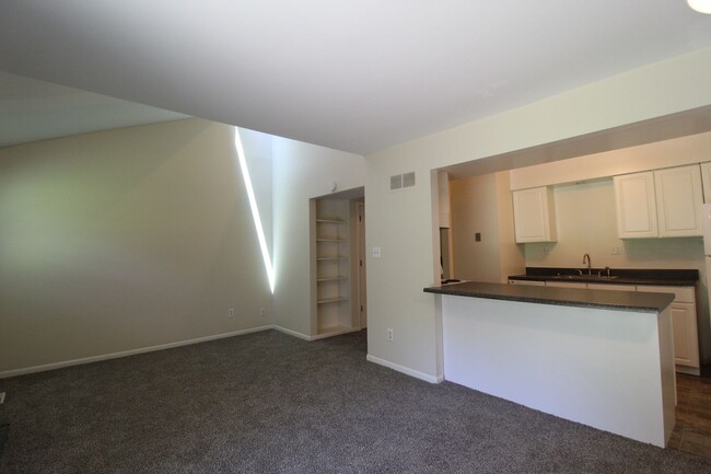 Building Photo - 2 Bedroom 1 Bath Duplex in the Westport Area