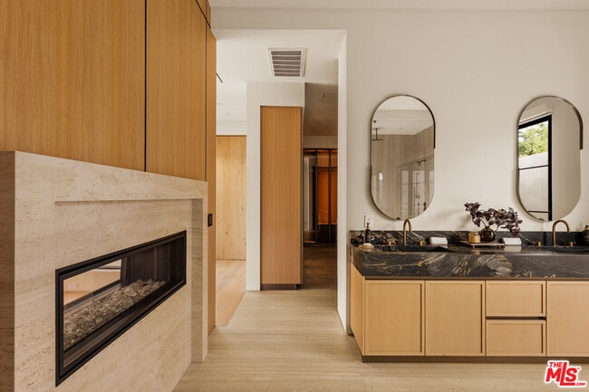 Building Photo - 11937 Addison St