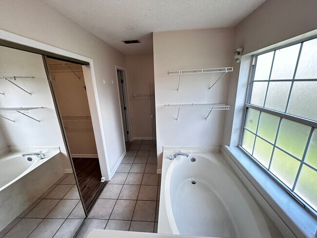 Building Photo - Wonderful 4/3 minutes from the beach! Must...