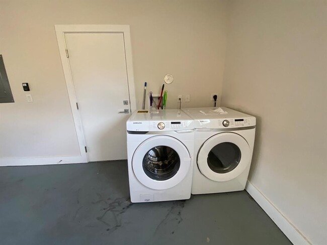 Building Photo - 1903 E 8th St