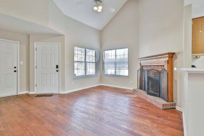 Building Photo - 3Bed/2Bath Home in McIntosh District under...