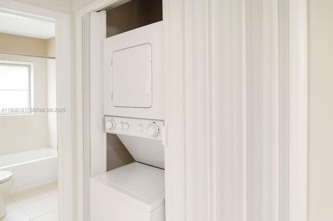 Building Photo - 4951 Wedgewood Way