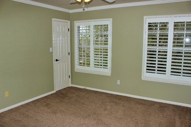 Building Photo - 347 Stone Hill Dr
