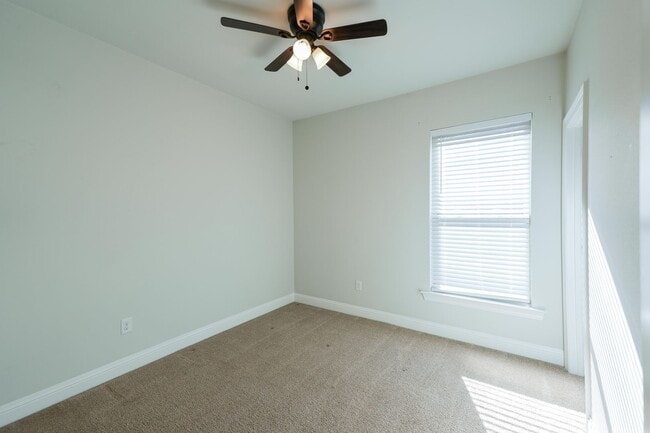 Building Photo - Beautiful 3 bedroom/2 bathroom in Willow Heights