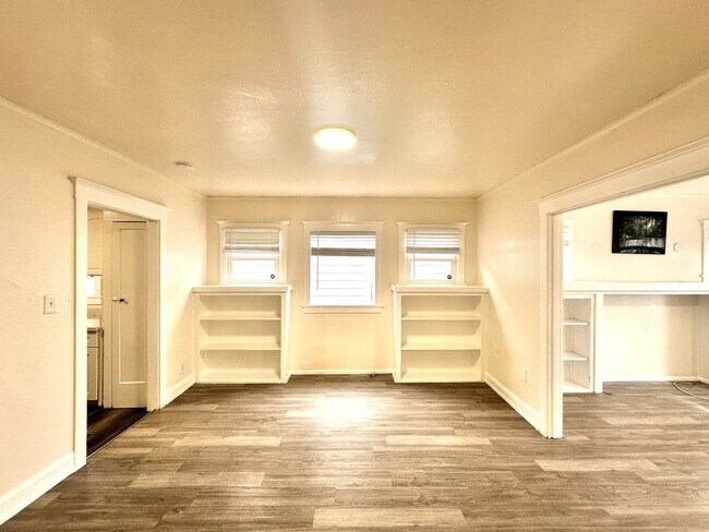 Building Photo - 1321