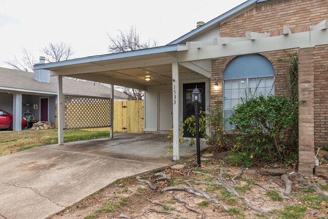 Building Photo - 2 Bed | 1.5 Bath East Tulsa with Spacious Back yard!