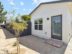 Building Photo - "Charming 1-Bedroom Oasis in Central Phoenix – Cozy 550 Sq Ft Retreat!"