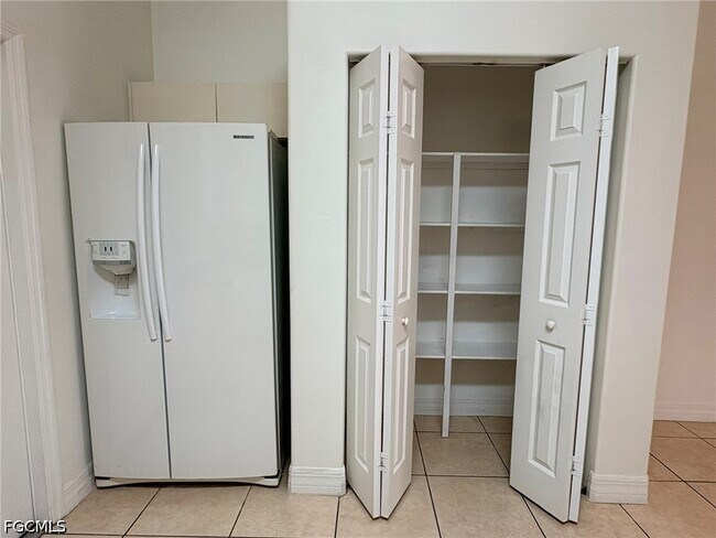 Building Photo - 3824 SW 8th Pl