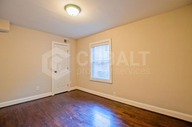 Building Photo - 626 Irwin St NE