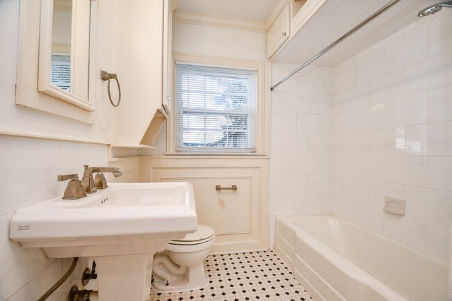 Building Photo - 609 Milwaukee St