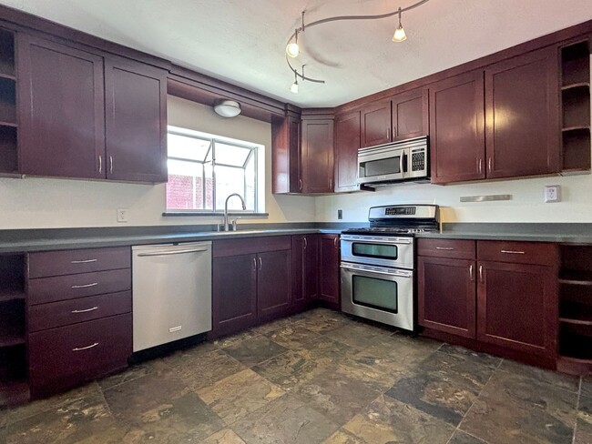 Building Photo - Beautiful Renovation in Liberty Wells!