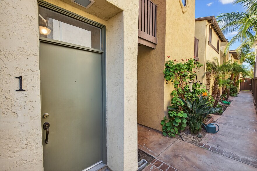 Building Photo - 4046 Iowa St