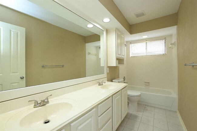 Building Photo - 47 E Greywing Cir