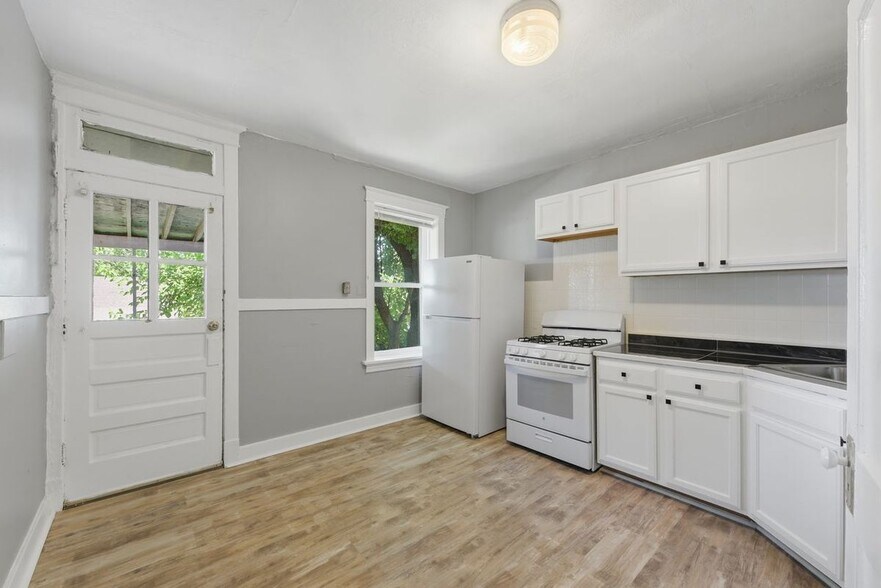 Building Photo - 3332 Aubert Ave