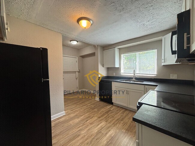 Building Photo - Renovated Fenced 4 Bedroom with 1.5 Bath, in Near East Side Available NOW!