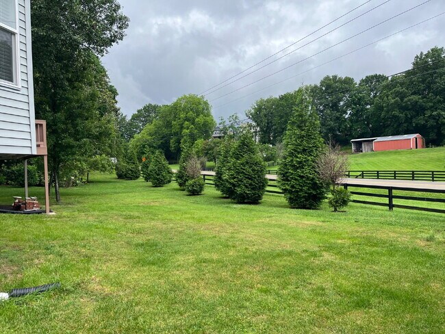 Building Photo - "Charming Franklin Retreat: 3-Bedroom Have...