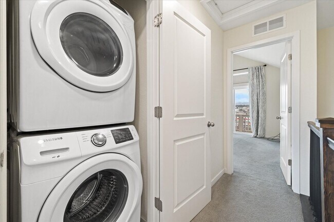 Building Photo - Beautiful, updated 3 bedroom townhome!