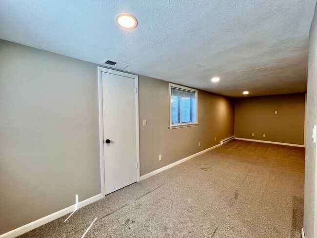 Building Photo - Beautiful 4-Bed, 2-Bath Single-Family Home!