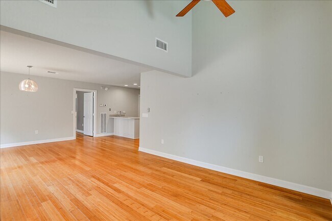 Building Photo - 405 River Pl
