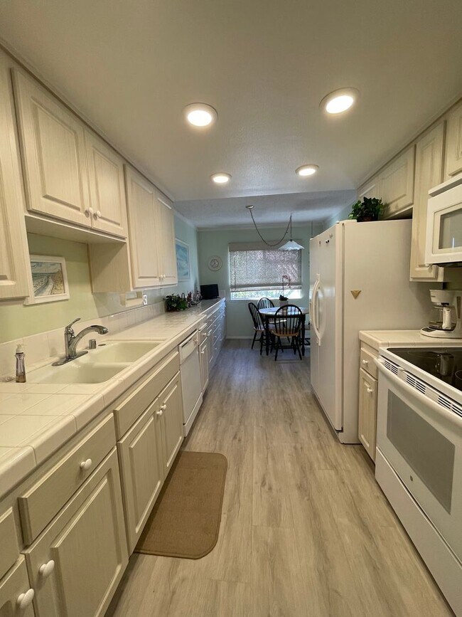 Building Photo - Charming 3Br/2Ba Updated Fully Furnished Vacation Rental W/ Golf Course View