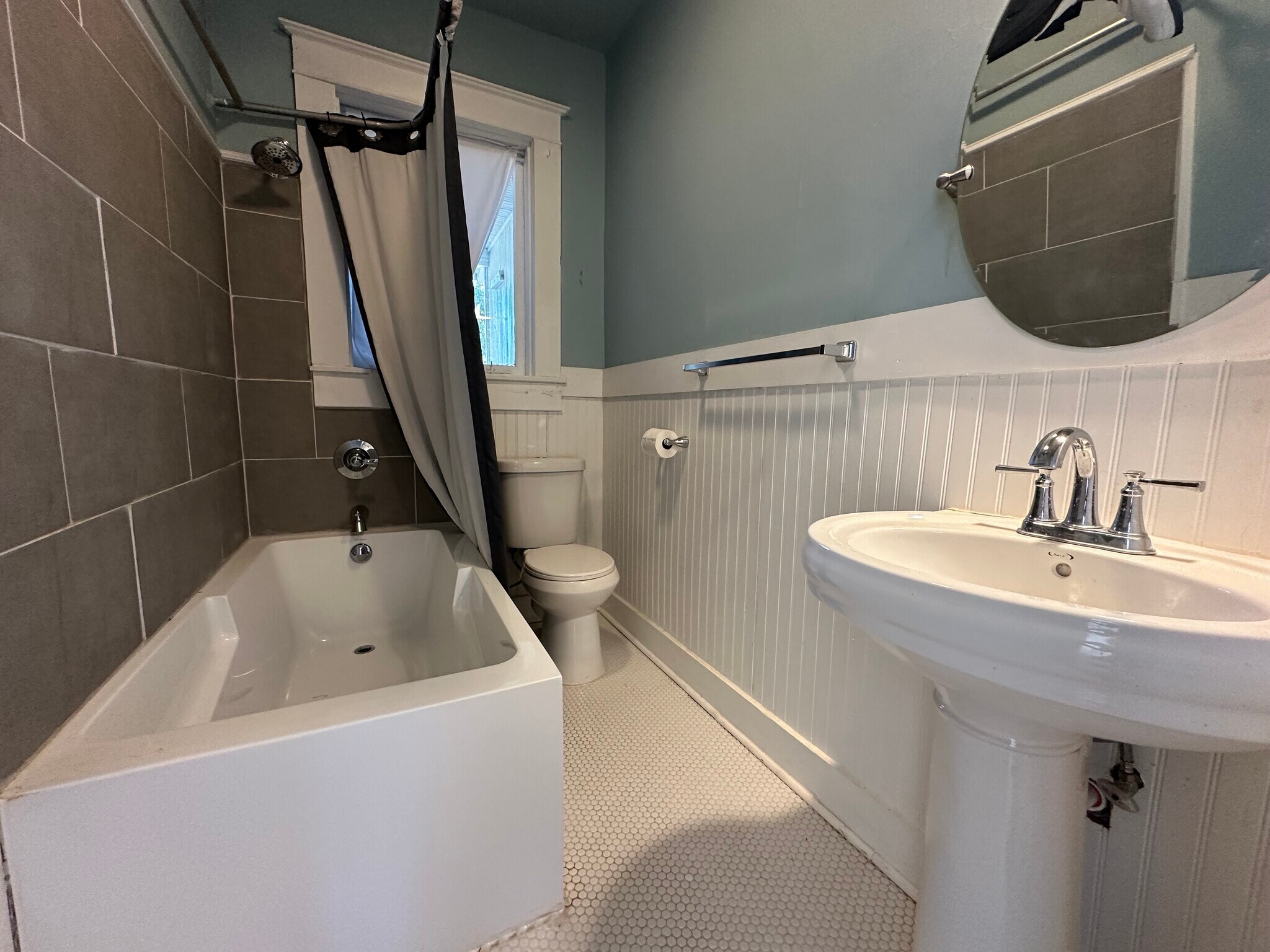 upstairs full bath - 262 Roper St