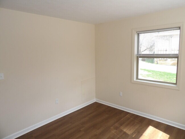 Building Photo - 902 Plaza Dr