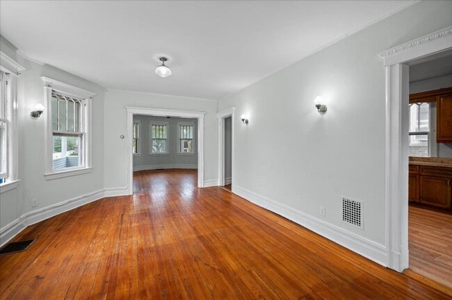 Building Photo - 4 Bed 1 Bath Large Home