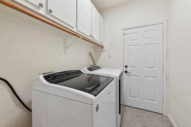 Building Photo - 5902 Capella Park Dr