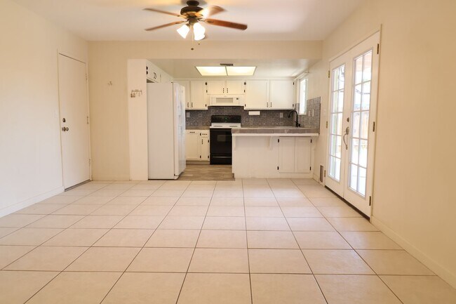 Building Photo - 112 Rawhide Ln