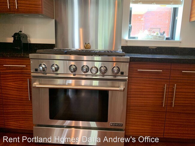 Building Photo - 1636 NW Riverscape St