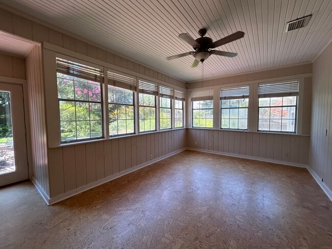 Building Photo - Gorgeous South Highlands 3 Bedroom Home